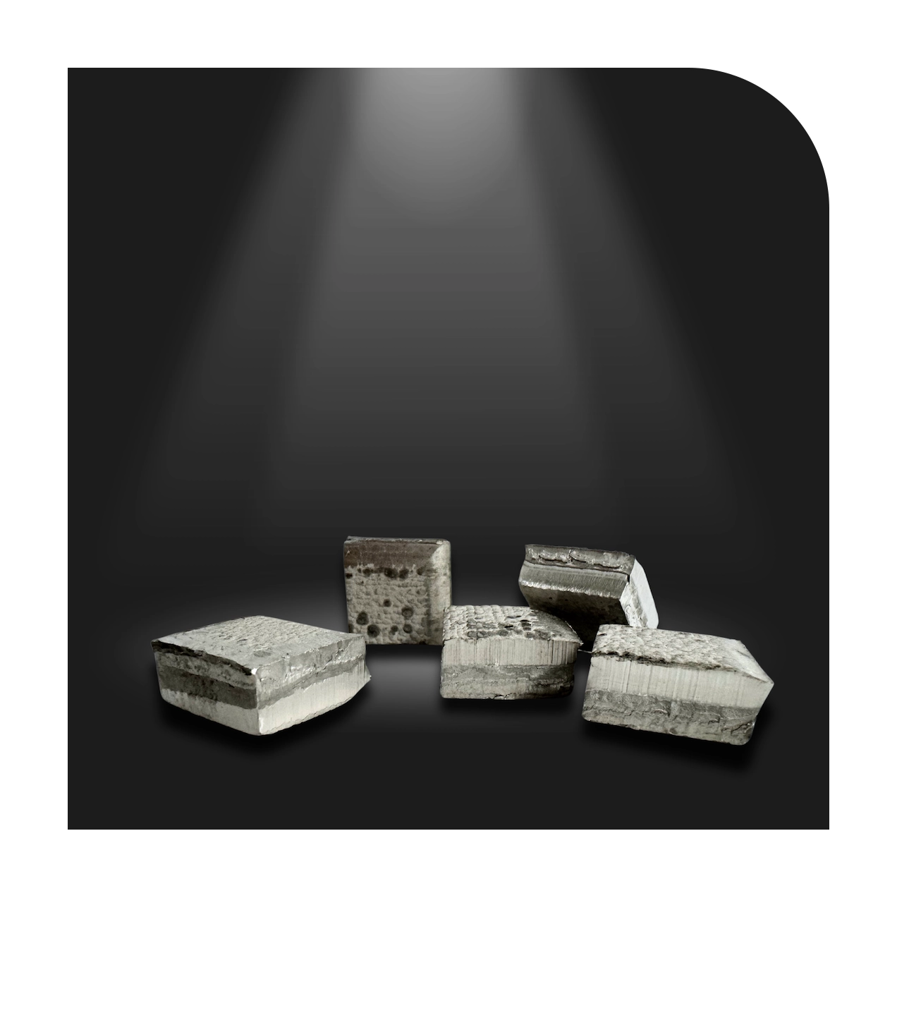Nickel Squares 1x1, hochreines Nickel mit über 99,98% Reinheit, geeignet für elektrolytische Nickelbäder und Gießereianwendungen. Abmessungen: ca. 25 x 25 mm. Verpackung: 10 kg Beutel, 25 kg Eimer, 250 kg oder 500 kg Fässer. Auch erhältlich in Größen 2 x 2 und 4 x 4.