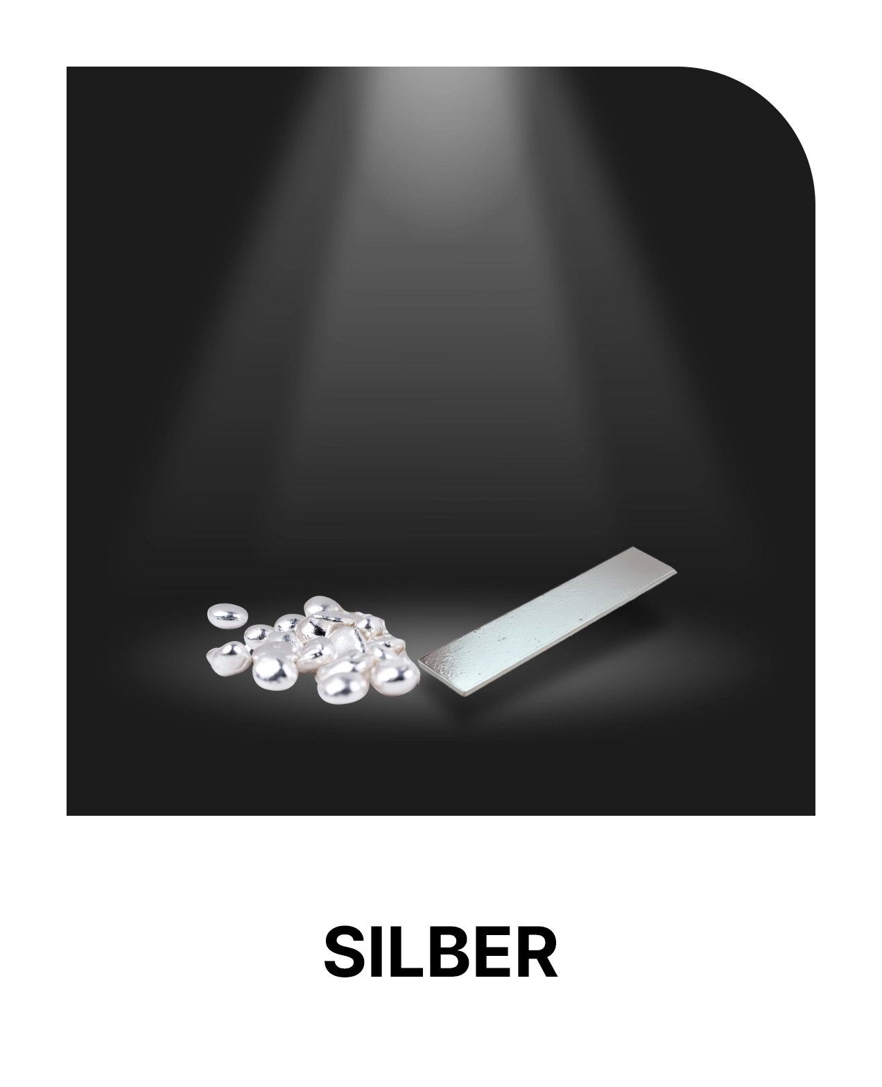Produktpalette aus Silbergranulat, Silberplatten mit 99,99% Reinheit, Silbercyanid in Pulverform mit 80,5% Silbergehalt und Kaliumsilbercyanid in Pulverform mit 54,2% Silbergehalt.